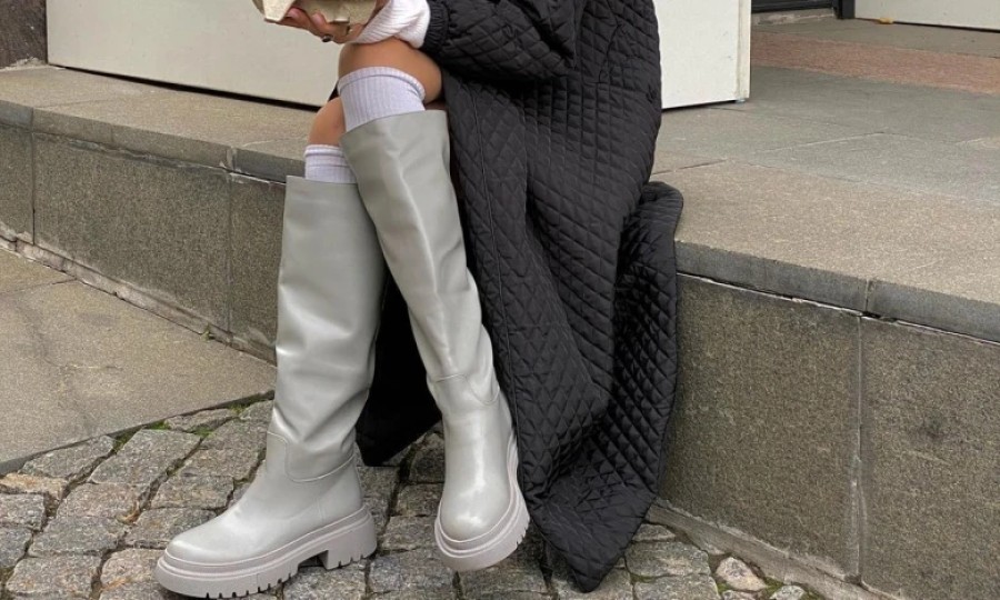 Чоботи-труби vs «панчохи»: що придбати, аби бути в тренді