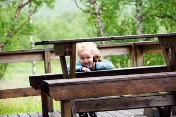 Дитяче свято у дорослому дворі: як адаптувати комплект меблів для безпеки та розваг малюків