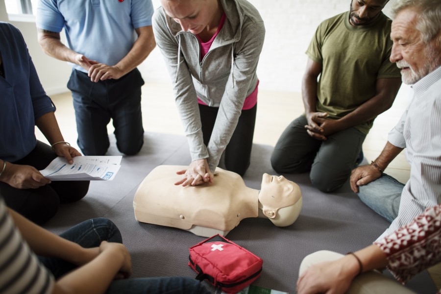 Дефібрилятор AED: посібник для батьків щодо швидких дій у разі серцевої невідкладної допомоги
