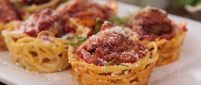 Смачний майстер-клас "Мафіни із спагетті" від дитячої кулінарної студії "Ложка"
