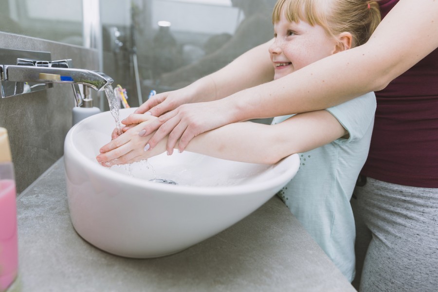Захист від вірусів: як навчити дитину правильно мити руки