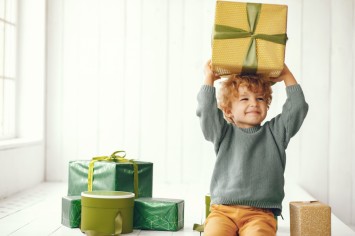 Як вибрати іграшку для дитини: інструкція з вибору подарунку за віком