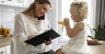 Чим зайняти дитину мамам, які працюють вдома