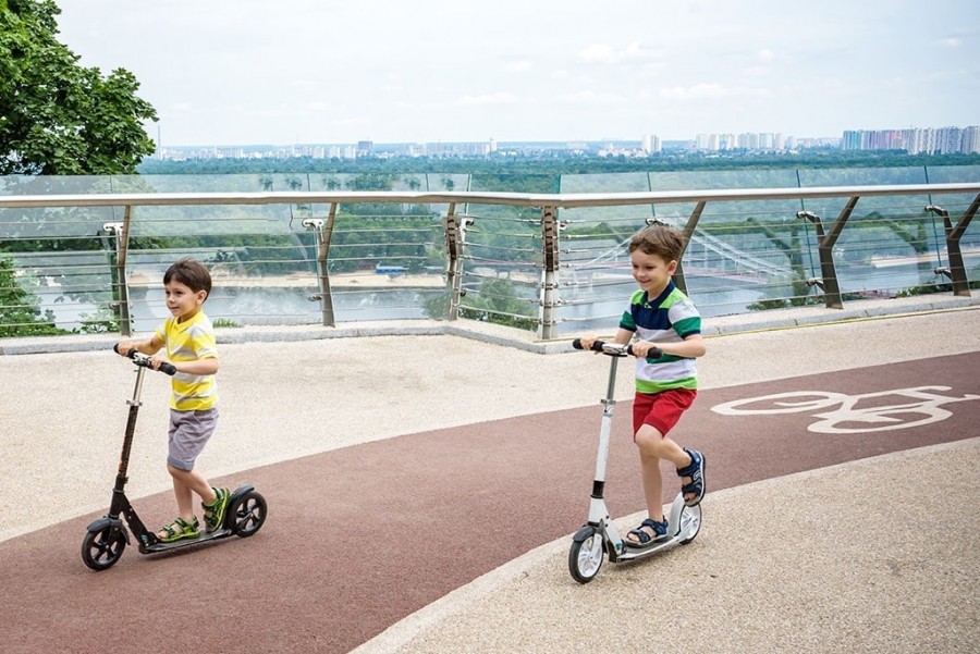 Самокат або велосипед: що краще купити дитині?