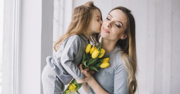 День матері в Україні: віршики, пісні та поробки до свята