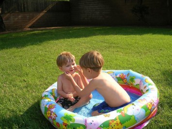 Обираємо дитячий басейн на літо: критерії