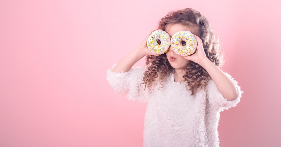 Як навчити дитину їсти менше солодкого: топ порад
