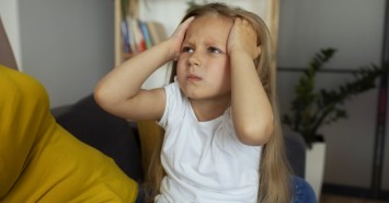 Розуміння дитячої тривоги та її подолання: вичерпний посібник для батьків