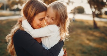 Чому важливо обіймати свою дитину: основні причини