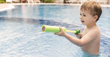 Літні ігри з водою: як весело та безпечно розважати дітей у спеку