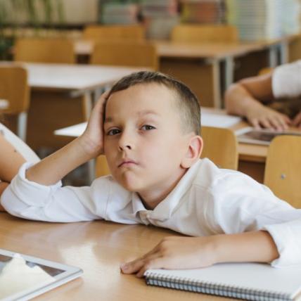 Дитина відмовляється ходити до школи: як реагувати і чим допомогти