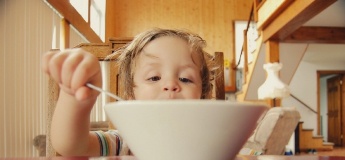 Як нагодувати дитину: поради для батьків