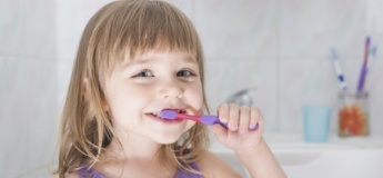 Як та коли доглядати за молочними зубками?