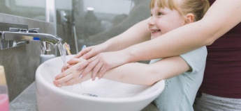 Захист від вірусів: як навчити дитину правильно мити руки