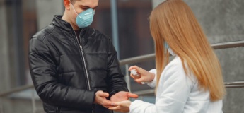 Захист від коронавірусу: як зробити маску та антисептик своїми руками