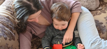Найкраща іграшка для малюків: користь бізібордів і розвиваючих дошок