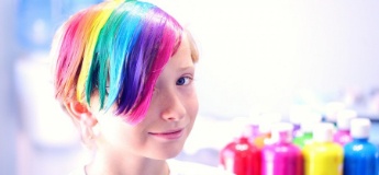 Всі кольори веселки: чи варто дозволяти дітям фарбувати волосся в яскраві кольори