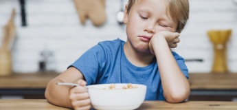 «Ложку за маму, ложку за тата»: фрази, які не варто говорити дитині під час їжі