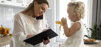 Чим зайняти дитину мамам, які працюють вдома