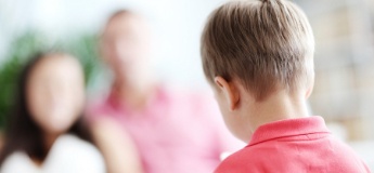 5 токсичних фраз, які ми говоримо дітям та чим їх варто замінити