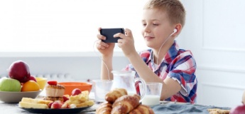 Як зробити так, щоб дитина не сиділа в телефоні за столом: 3 дієвих поради