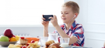 Як зробити так, щоб дитина не сиділа в телефоні за столом: 3 дієвих поради