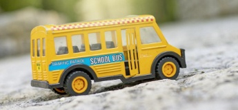 Іграшковий автобус: корисна іграшка чи черговий мотлох?