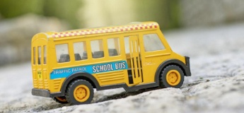 Іграшковий автобус: корисна іграшка чи черговий мотлох?