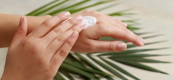 Суха шкіра рук: як уникнути її появи та доглядати за ними