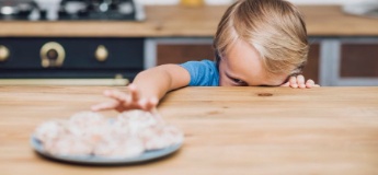 Як привчити дитину їсти менше солодощів