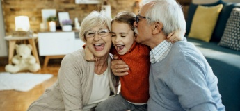 Важлива роль бабусь і дідусів у розвитку дитини: спілкування між поколіннями