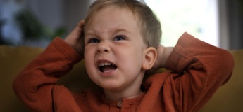 Що робити, якщо маленька дитина поводиться агресивно: поради психолога