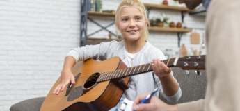 Як навчитися грати на гітарі: посібник для батьків