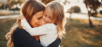 Чому важливо обіймати свою дитину: основні причини