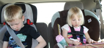 Подорож на авто з дитиною: корисні поради для батьків