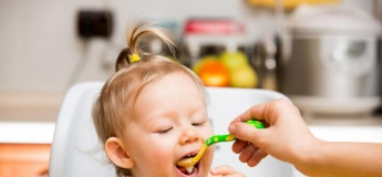 Перші ложечки: як правильно вводити прикорм дитині