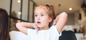 Чому дитина не дослуховує і як навчити її зупинятися перед дією