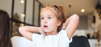 Чому дитина не дослуховує і як навчити її зупинятися перед дією