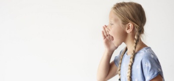 Дитина кричить на маму: що робити і як реагувати